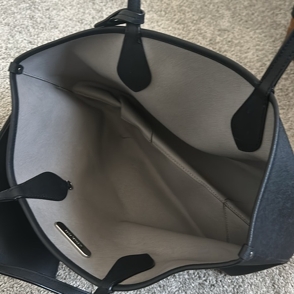 Michael Kors Tote with matching wristlet - Picture 3 of 4